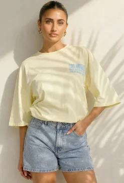 Lichtgeel Oversized T-shirt met Blauwe Tekst en Korte Mouwen