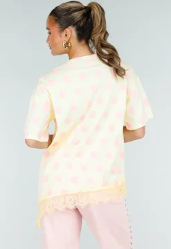 Lichtgeel T-Shirt met Roze Stippen en Kant