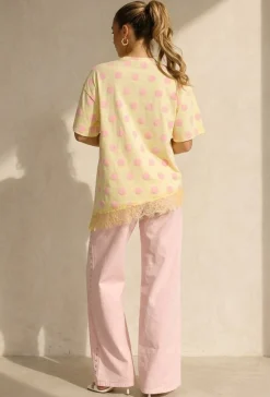 Lichtgeel T-Shirt met Roze Stippen en Kant