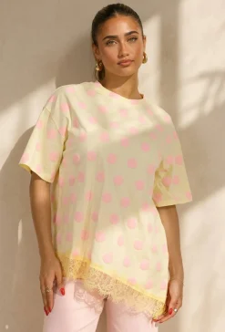 Lichtgeel T-Shirt met Roze Stippen en Kant