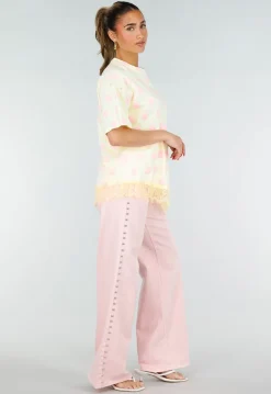 Lichtgeel T-Shirt met Roze Stippen en Kant