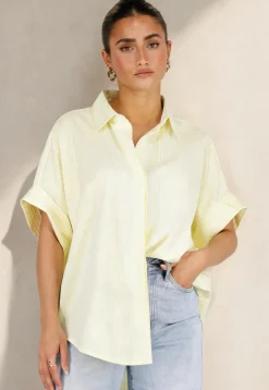 Lichtgele Gestreepte Oversized Blouse met Kraag en Korte Mouwen