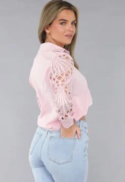 Lichtroze Blouse met Gehaakte Pauwveer Patroon Mouwen