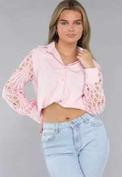 Lichtroze Blouse met Gehaakte Pauwveer Patroon Mouwen