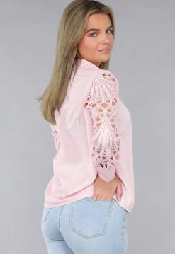 Lichtroze Blouse met Gehaakte Pauwveer Patroon Mouwen