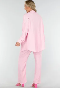 Lichtroze Crinkle Stretch Set met Rechte Broek en Doorknoop Blouse van Luchtige Stof