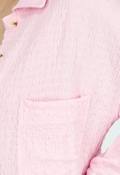 Lichtroze Crinkle Stretch Set met Rechte Broek en Doorknoop Blouse van Luchtige Stof