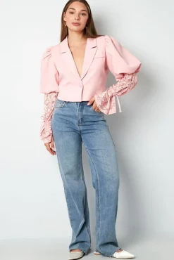 Lichtroze Korte Blazer met Kanten Mouwen en Pofmouwen