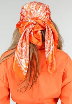Oranje Bandana Sjaal met Witte Paisley Print