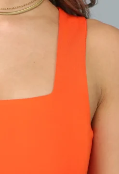 Oranje Top met Vierkant Uitgesneden Hals