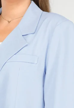 Oversized Lichtblauwe Blazer met Sierzakken en Zwarte Knopen