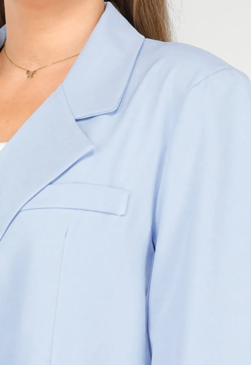 Oversized Lichtblauwe Blazer met Sierzakken en Zwarte Knopen