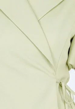 Pistache Blazer met Korte Pofmouwen en Striksluiting