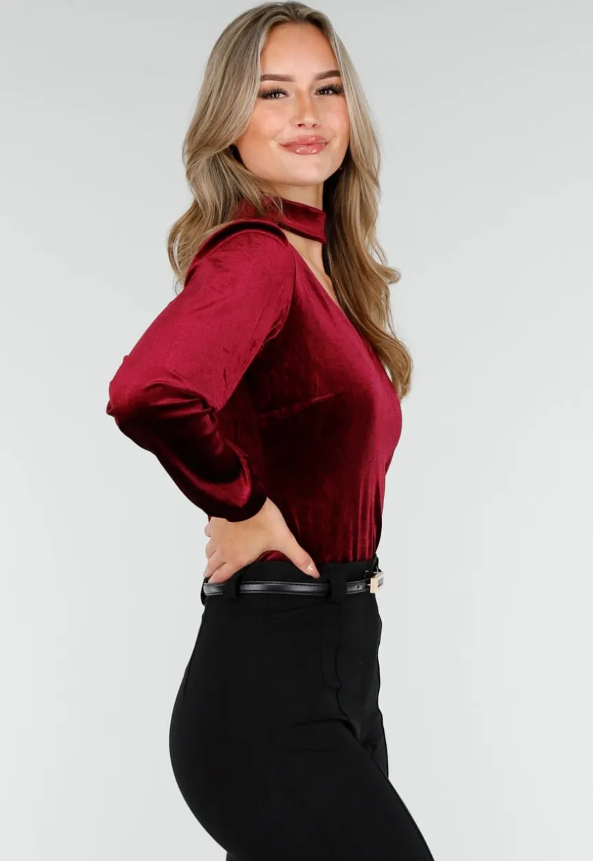 Rode Velours Top met V-Hals en Choker Detail
