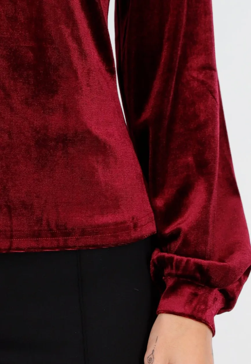 Rode Velours Top met V-Hals en Choker Detail