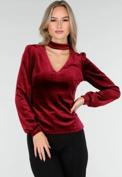 Rode Velours Top met V-Hals en Choker Detail