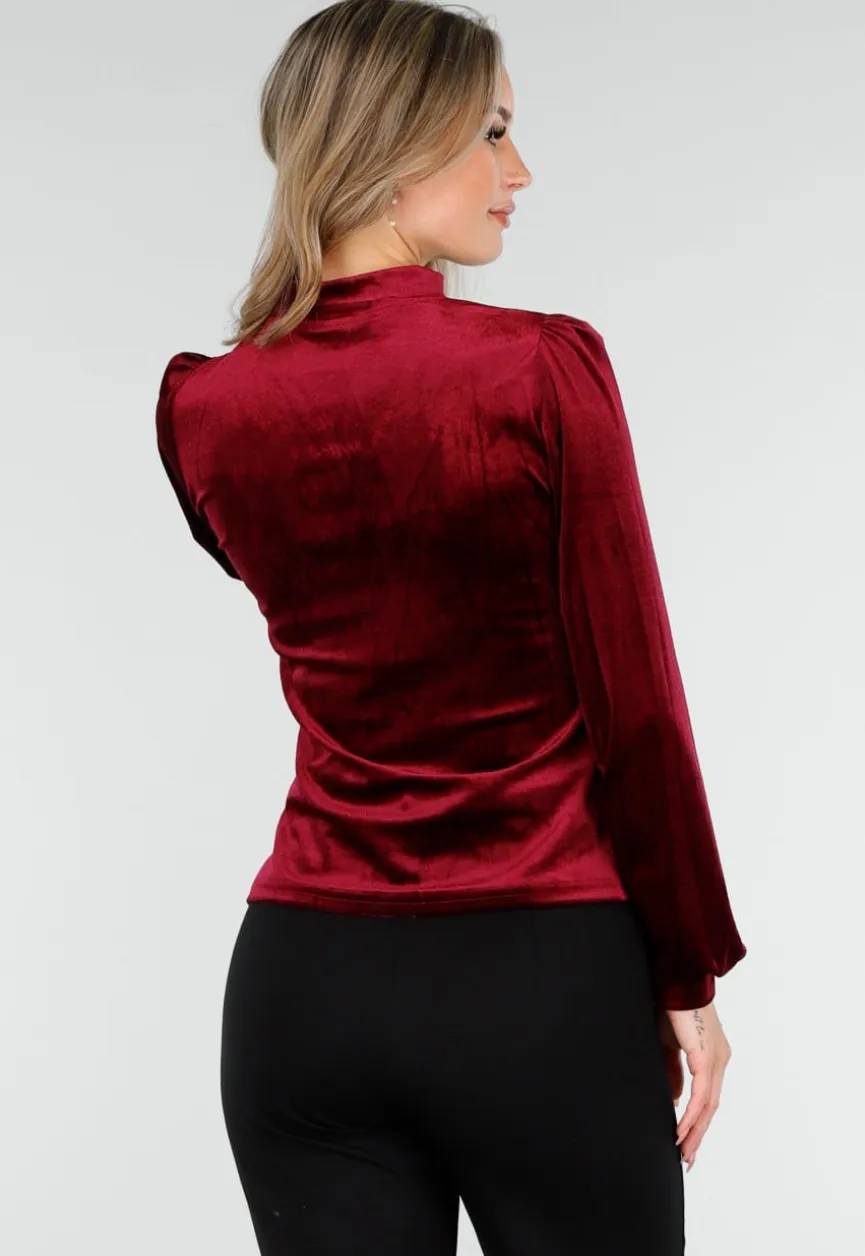 Rode Velours Top met V-Hals en Choker Detail