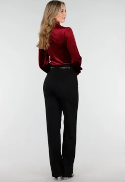 Rode Velours Top met V-Hals en Choker Detail