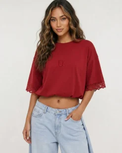 Rood Oversized T-Shirt met Kantmouwen en Borduring