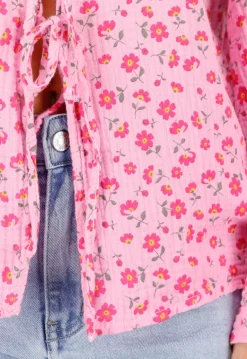 Roze Blouse met Rode Bloemenprint en Striksluiting Voor