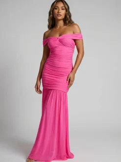 Roze Off Shoulder Maxi Jurk met Geplooide Mesh en Split