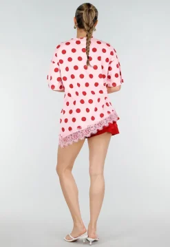 Roze Oversized T-Shirt met Rode Stippen en Kanten Zoom