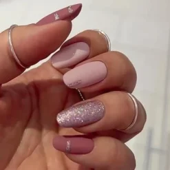 Roze Plaknagels met Glitter Details