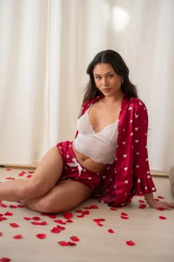 Satijnen Valentijn Pyjama Set in Wijnrood met Hartjes Kimono