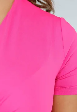 Shortsleeve Twist Bodysuit in Felroze met V-hals