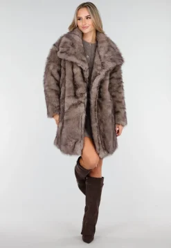 Taupe Faux Fur Jas met Oversized Kraag en Rechte Pasvorm
