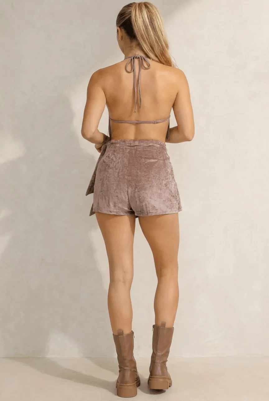 Taupe Fringe Halter Top met Lange Franjes en Open Rug