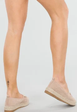Taupe Instappers van Suèdelook met Touwzool en Goudkleurige Decoratie