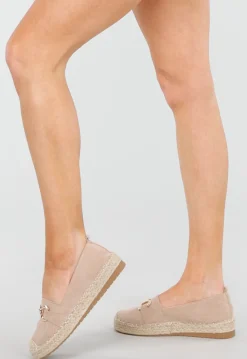 Taupe Instappers van Suèdelook met Touwzool en Goudkleurige Decoratie
