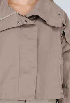 Taupekleurig Cropped Jack met Brede Overslagsluiting