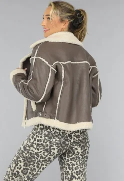 Taupe Lederlook Lammy Coat met Gesp Details