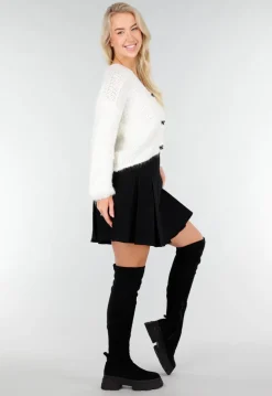 Wit Gebreid Vest met Strikknopen en Subtiele Glansdetails