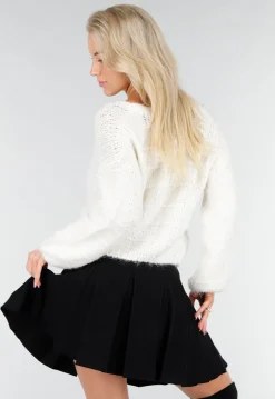 Wit Gebreid Vest met Strikknopen en Subtiele Glansdetails