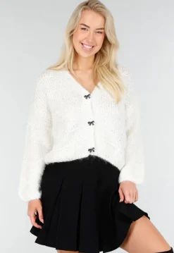 Wit Gebreid Vest met Strikknopen en Subtiele Glansdetails