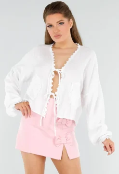 Witte Blouse met Koordsluitingen en Hartvormige Zakken