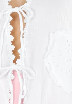 Witte Blouse met Koordsluitingen en Hartvormige Zakken