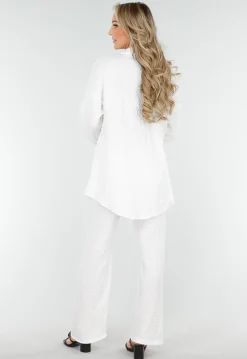 Witte Crinkle Stretch Set met Doorknoop Blouse en Rechte Broek met Elastische Tailleband