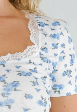 Witte Crop Top met Blauwe Bloemen en Kanten Halslijn