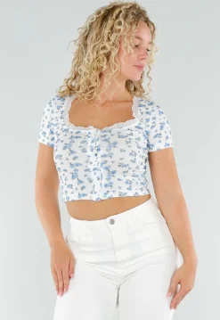 Witte Crop Top met Blauwe Bloemen en Kanten Halslijn