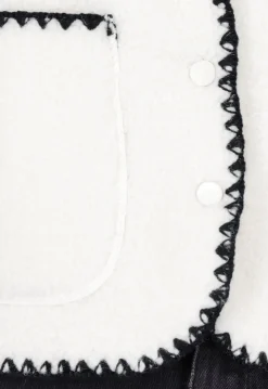 Wit Teddy Gilet met Zwarte Randen en Knoopsluiting