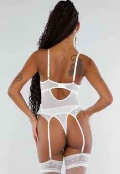 Witte Kanten Lingerie Set met Bloemendetails en Open Kruis