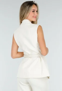 Witte Matchende Set met Mouwloze Top, Statement Riem en Wide Leg Broek