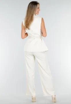 Witte Matchende Set met Mouwloze Top, Statement Riem en Wide Leg Broek