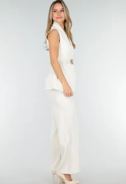 Witte Matchende Set met Mouwloze Top, Statement Riem en Wide Leg Broek