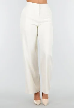 Witte Matchende Set met Mouwloze Top, Statement Riem en Wide Leg Broek