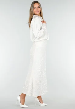 Witte Midi Rok met All Over Pailletten en Subtiele Uitlopende Zoom